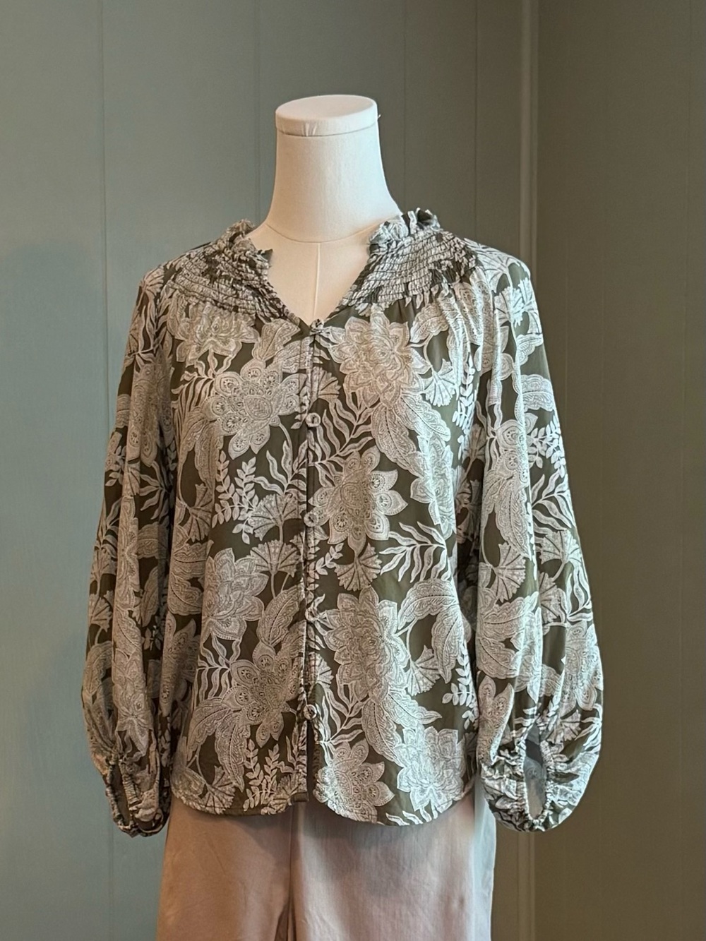 Smocked-Neck Floral Button-Front Blouse in Olive Green Sz Medium